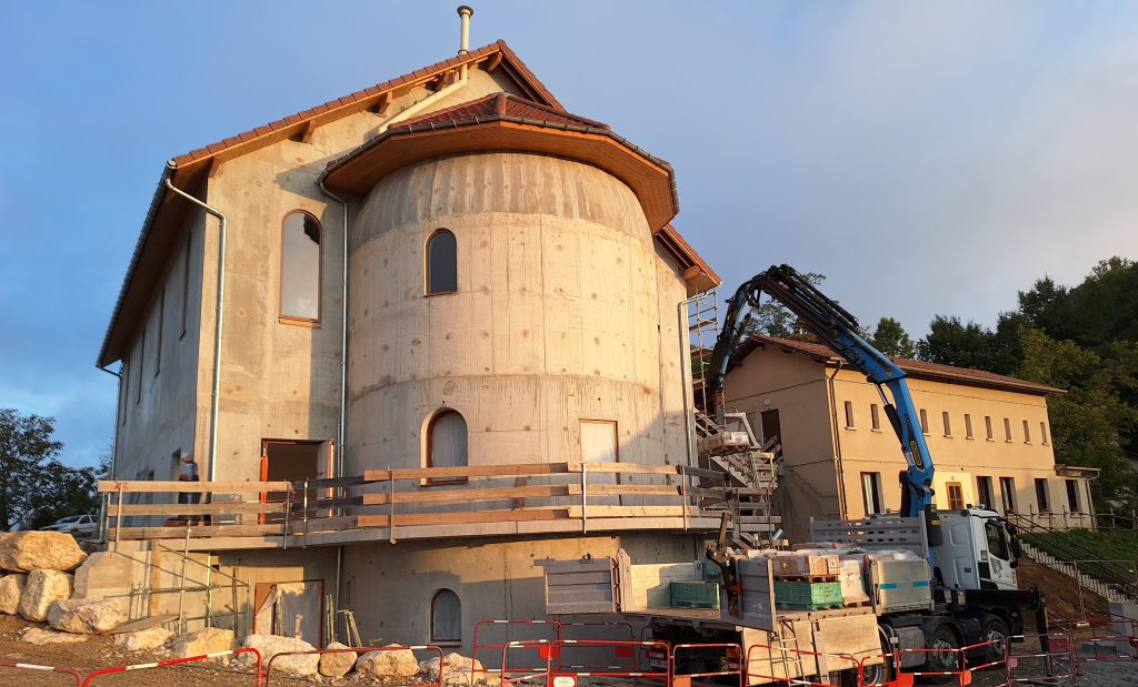 👀 Démarrage de chantier 😯 ATYPIQUE 😃 – Construction d’une chapelle ⛪